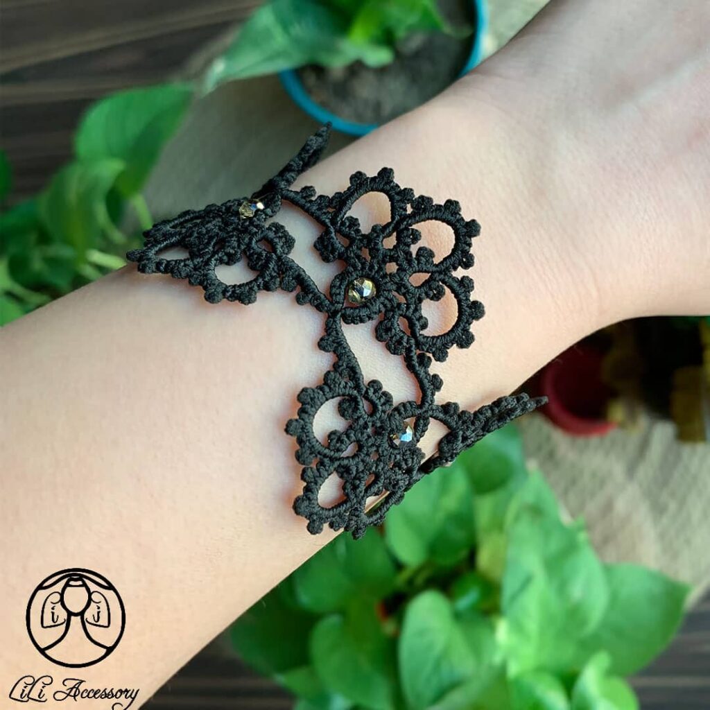 دستبند زنانه و دخترانه دست ساز پهن گیپوربافی مشکی رنگ با طرح گل و کار شده با سنگ کریستال