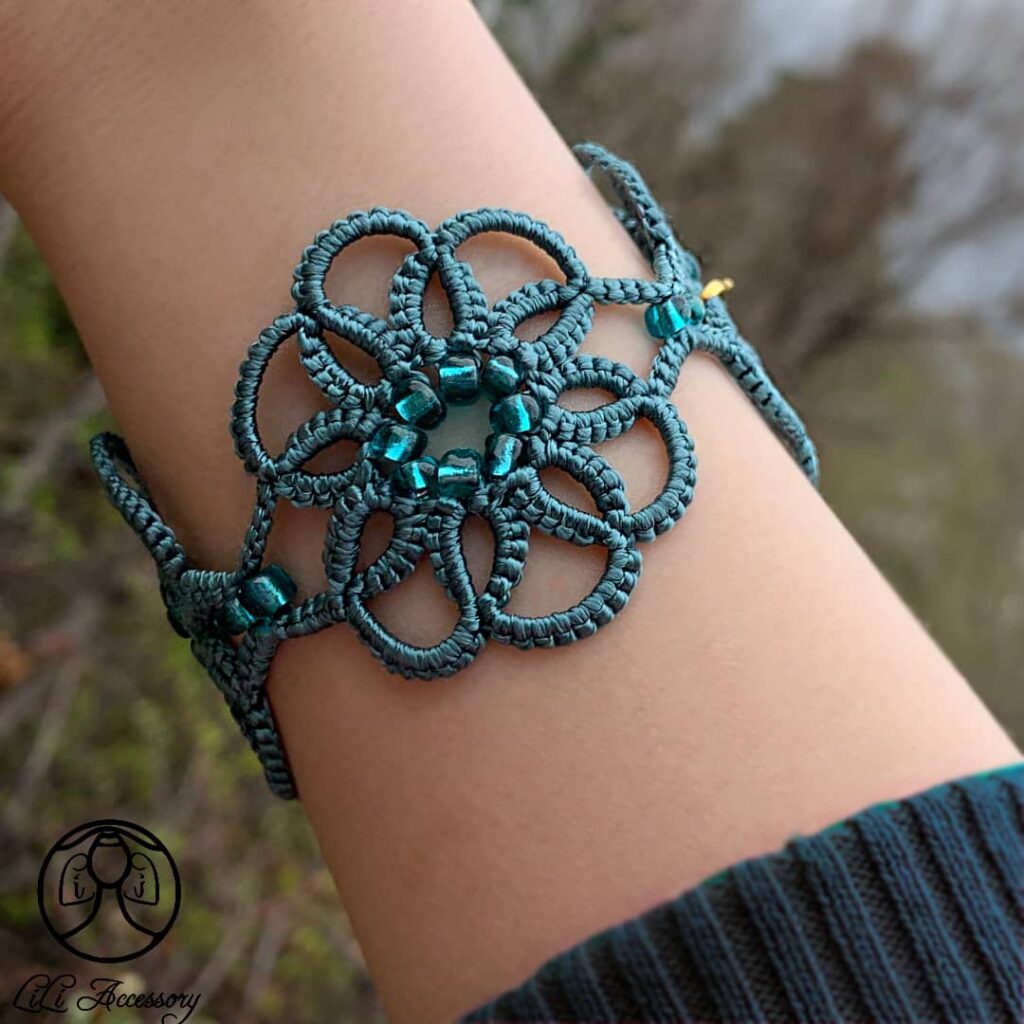 دستبند دخترانه و زنانه دست ساز پهن گیپوربافی طرح گل آبی زنگاری با منجوق درشت