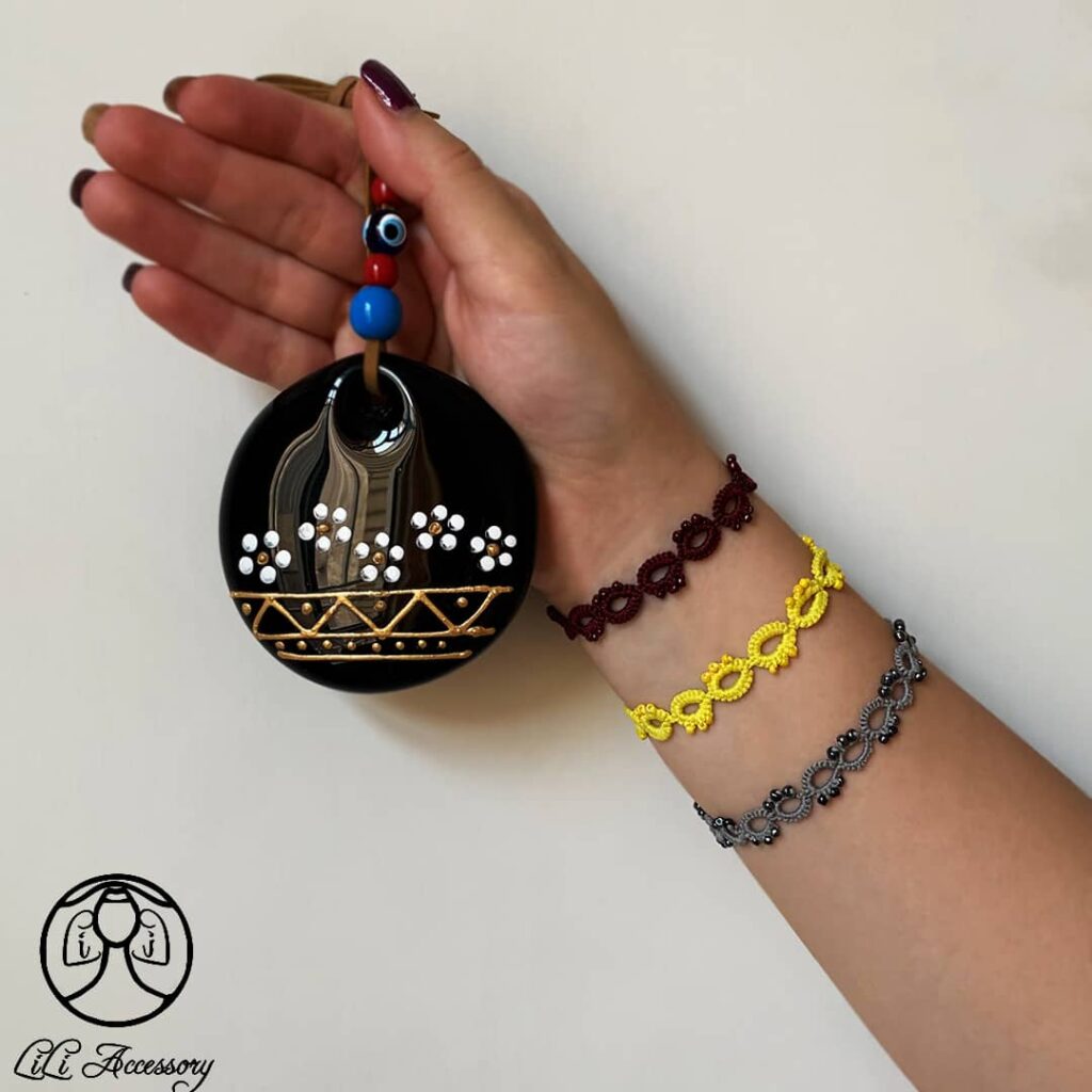 دستبندهای دست ساز باریک دخترانه و زنانه گیپوربافی با منجوق در رنگ های خاکستری، زرشکی و زرد