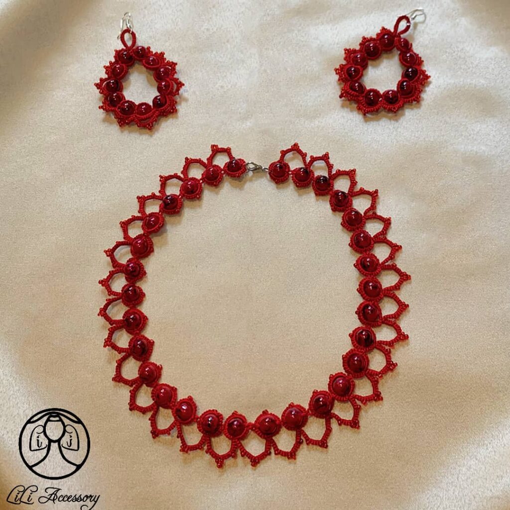 نیم ست زیورآلات دست ساز (گوشواره و گردنبند) مدل سنتی ایرانی مرواریدی قرمز گیپوربافی