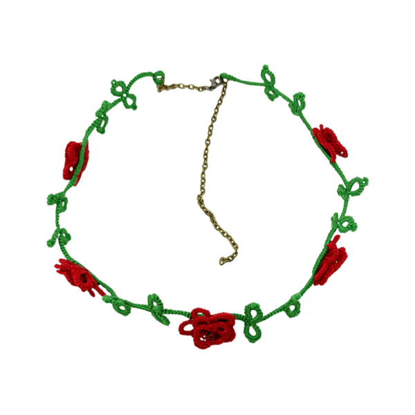 گردنبند آویز گل رز قرمز با برگ های سبز سیک برای مهمانی و عروسی دست بافت گیپوربافی